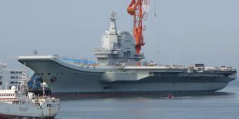 Chinas erster selbstgebauter Flugzeugträger in Dienst gestellt