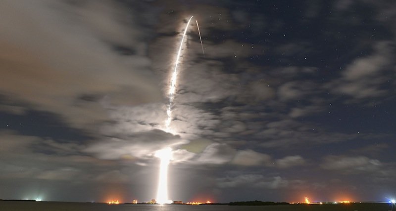 100. Flug der Falcon 9 transportiert 60 Satelliten