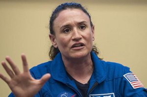 Roscosmos beschuldigt US-Astronautin, 2018 ein Loch in eine Sojus-Kapsel gebohrt zu haben.