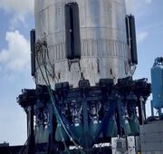 Die riesige Rakete SuperHeavy von SpaceX wird zum Startplatz gerollt.