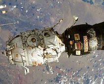 Das Pirs-Modul wird vom Raumtransporter Progress 77 von der ISS weggezogen