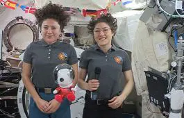 Snoopy-Astronaut im All und auf der Erde
