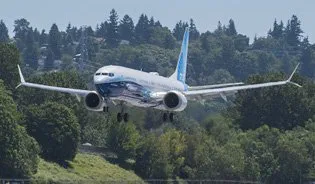 Boeing 737-10 hebt zum Erstflug ab